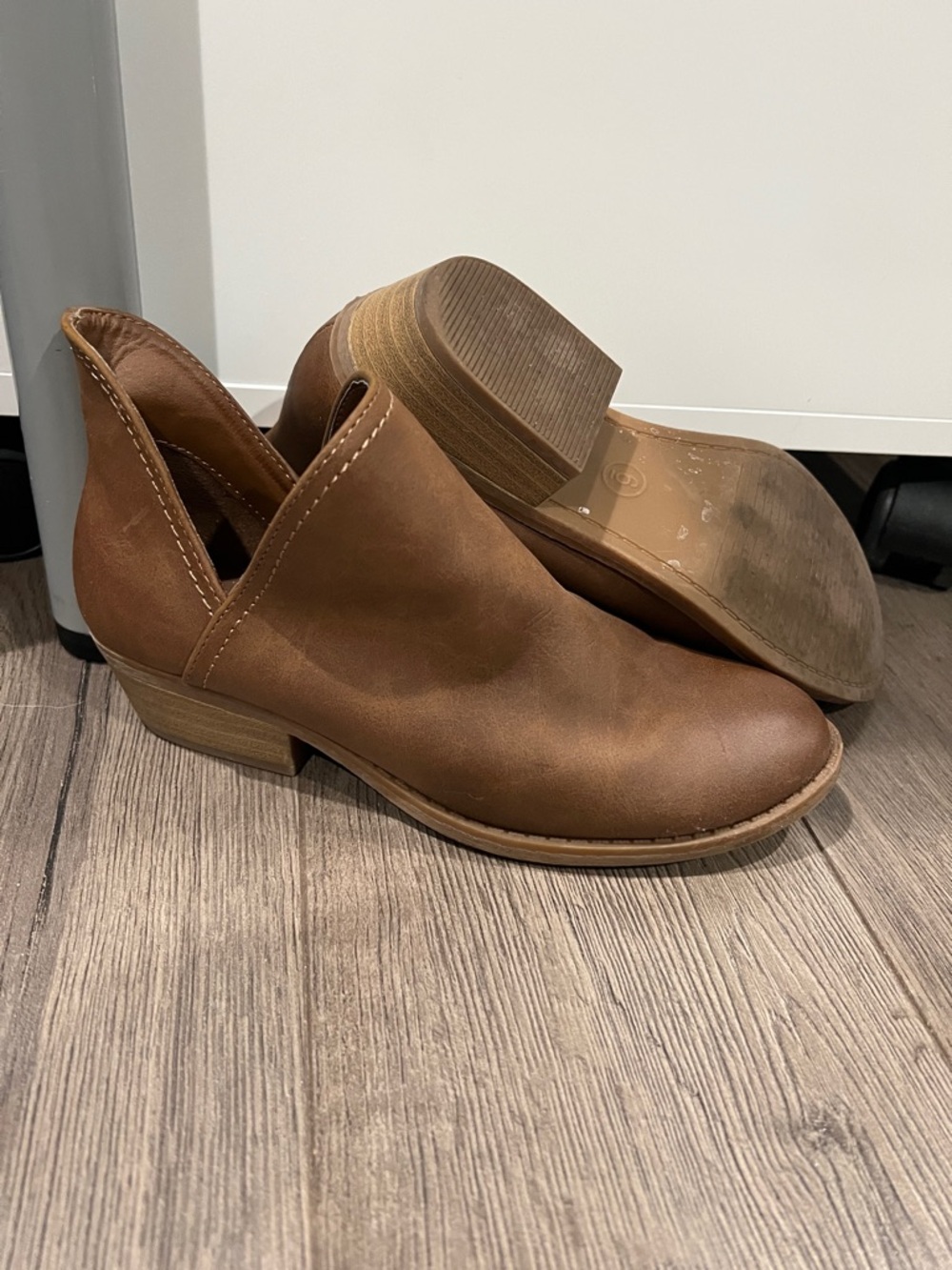 Universal Thread Women’s Brown Cutout Leather Ankle Booties. Size 6